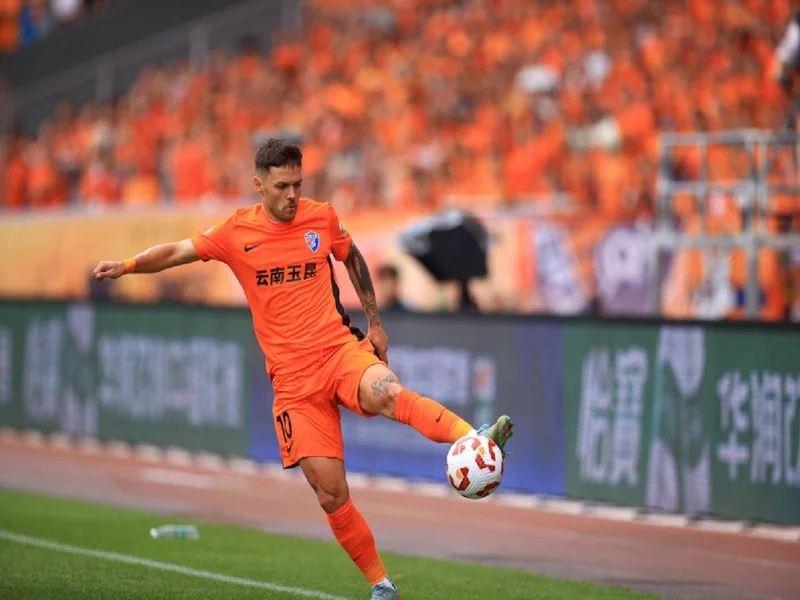 半场-云南玉昆暂1-0浙江 克莱伯头球接力破门 米特里策失点